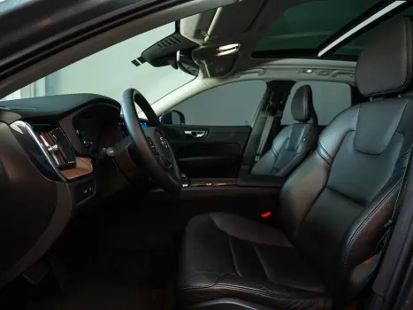 VOLVO XC60 2.0 16V 4P T8 RECHARGE H�BRIDO PLUS AWD TURBO GEARTRONIC AUTOM�TICO, Foto 9