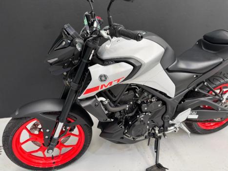 YAMAHA MT-03 300 ABS, Foto 3