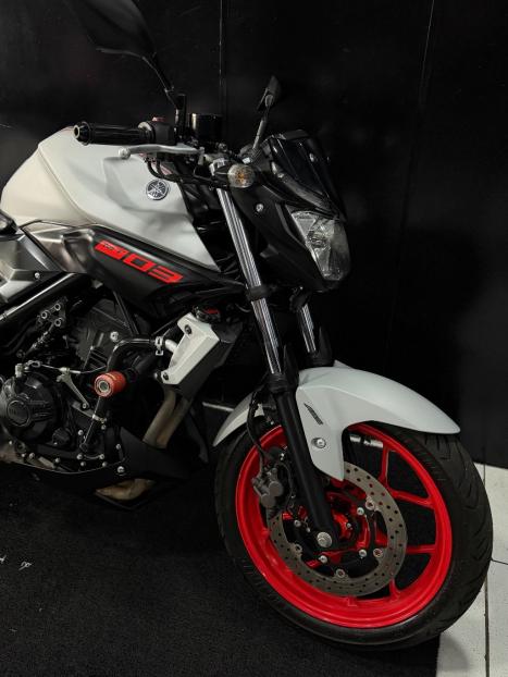 YAMAHA MT-03 300 ABS, Foto 4