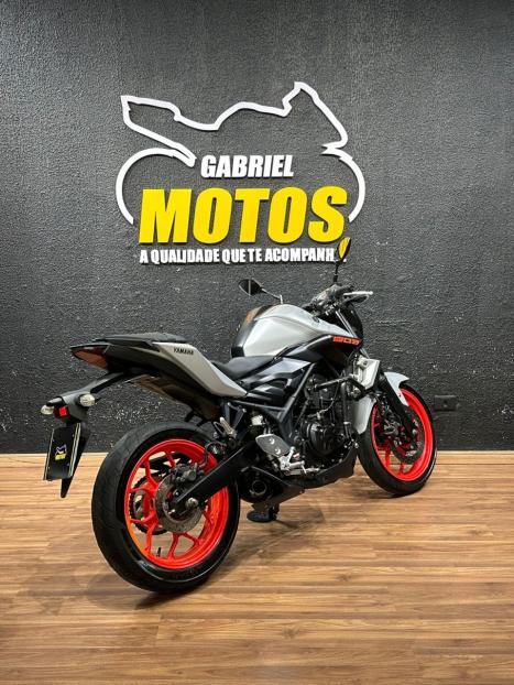 YAMAHA MT-03 300 ABS, Foto 5