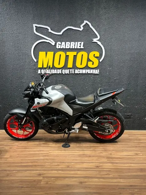 YAMAHA MT-03 300 ABS, Foto 2