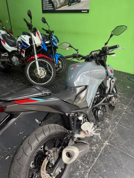 YAMAHA MT-03 300 ABS, Foto 2