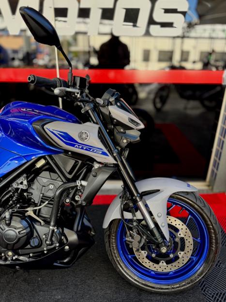 YAMAHA MT-03 300 ABS, Foto 3