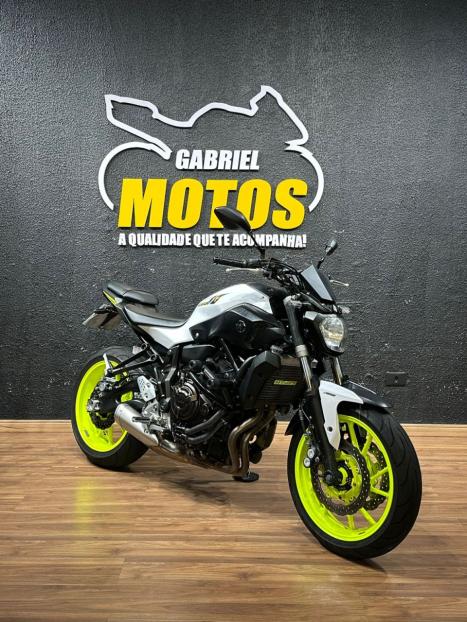 YAMAHA MT-07 700 ABS, Foto 3
