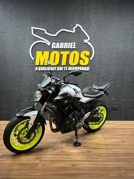 YAMAHA MT-07 700 ABS, Foto 4