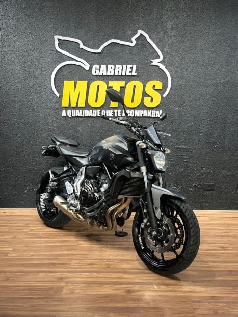 YAMAHA MT-07 700 ABS, Foto 3