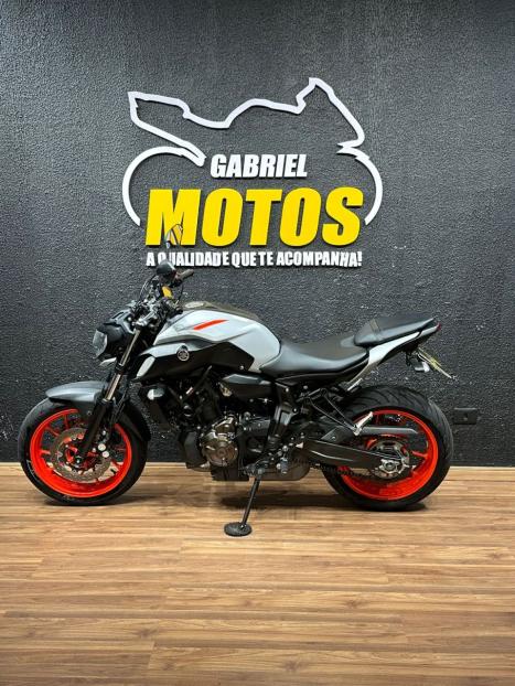 YAMAHA MT-07 700 ABS, Foto 2