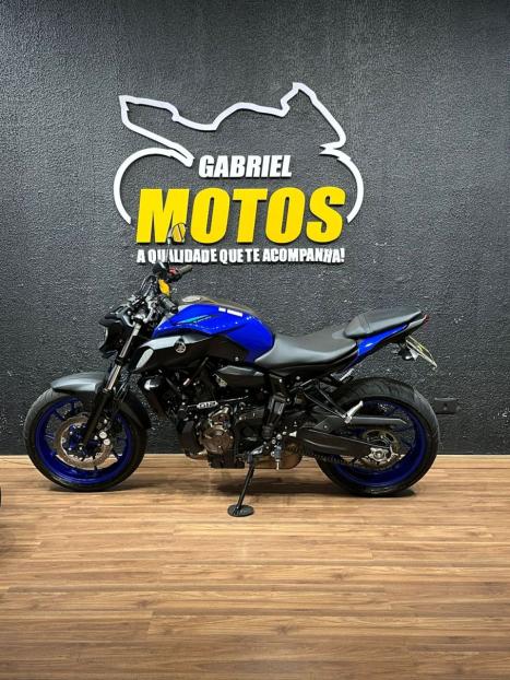 YAMAHA MT-07 700 ABS, Foto 2