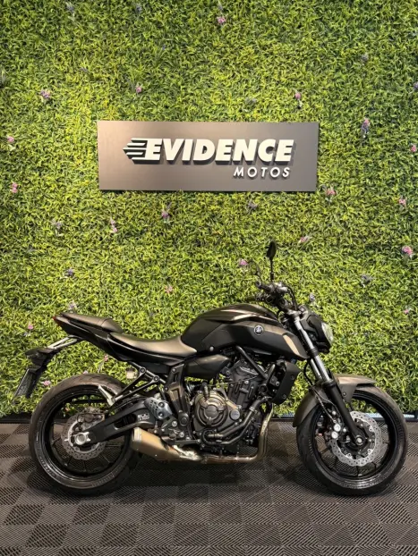 YAMAHA MT-07 700 ABS, Foto 2
