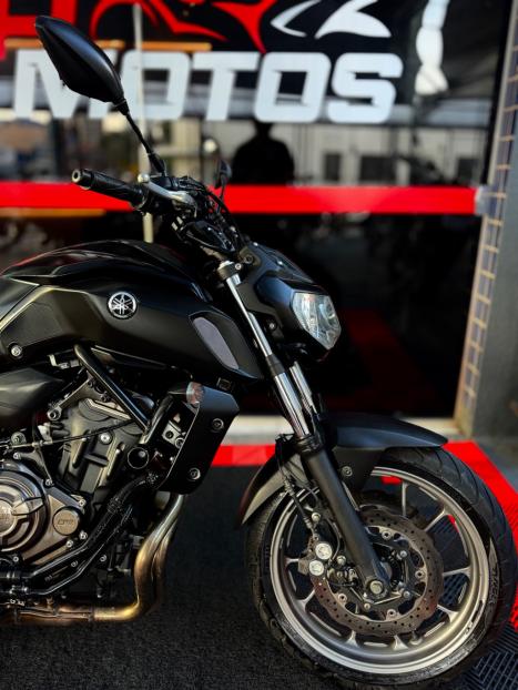 YAMAHA MT-07 700 ABS, Foto 2