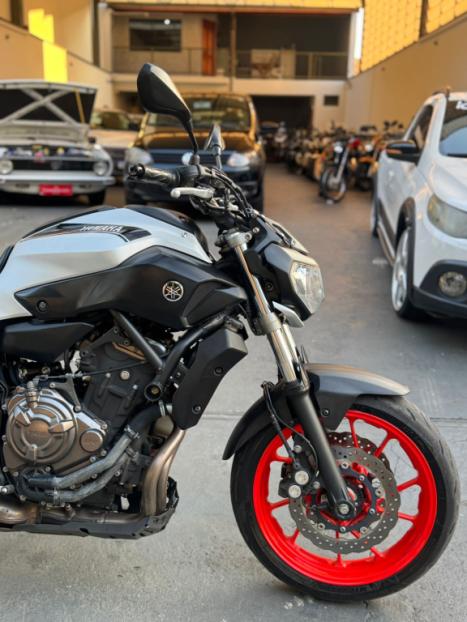 YAMAHA MT-07 700 ABS, Foto 2