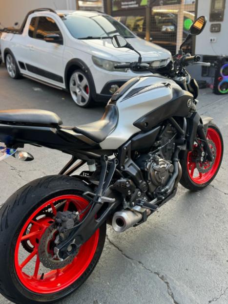 YAMAHA MT-07 700 ABS, Foto 3