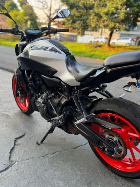 YAMAHA MT-07 700 ABS, Foto 4