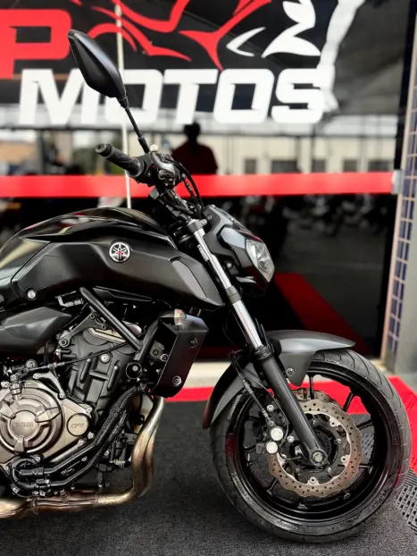 YAMAHA MT-07 700 ABS, Foto 2