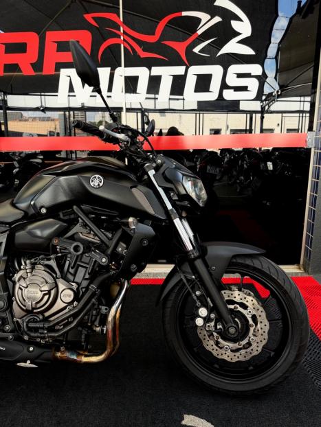 YAMAHA MT-07 700 ABS, Foto 3