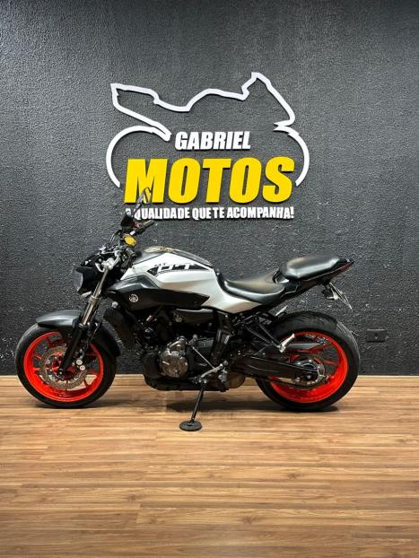 YAMAHA MT-07 700 ABS, Foto 2