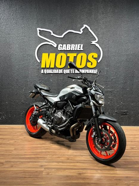 YAMAHA MT-07 700 ABS, Foto 3