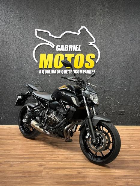 YAMAHA MT-07 700 ABS, Foto 3