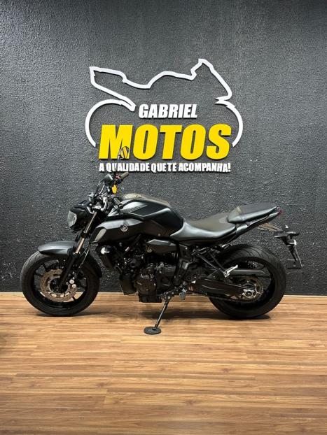 YAMAHA MT-07 700 ABS, Foto 2