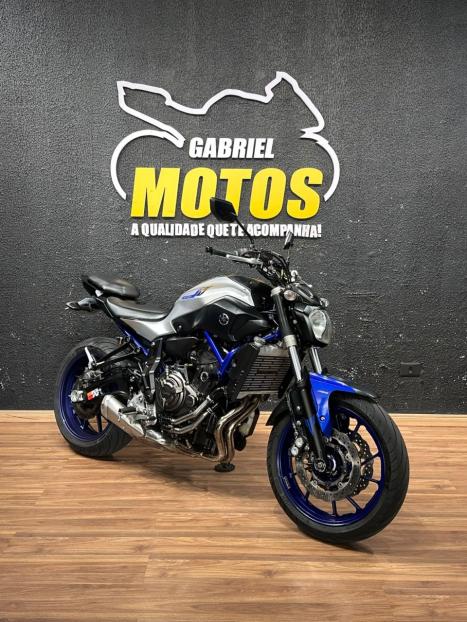 YAMAHA MT-07 700 ABS, Foto 3