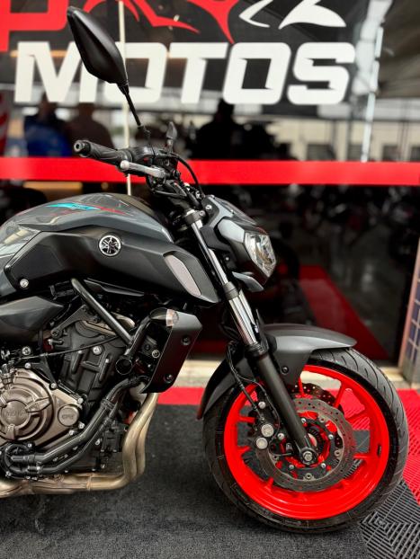 YAMAHA MT-07 700 ABS, Foto 3