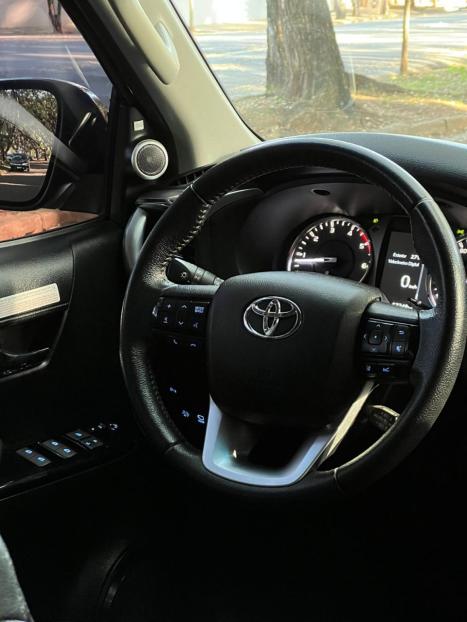 TOYOTA Hilux Caminhonete 2.8 16V SRX 4X4 TURBO DIESEL CABINE DUPLA AUTOMTICO, Foto 17
