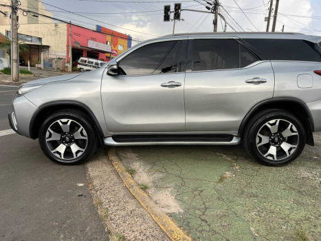 TOYOTA Hilux SW4 2.8 4P SRX 4X4 TURBO DIESEL AUTOMTICO, Foto 5