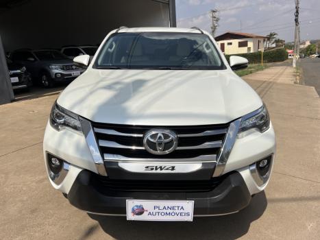 TOYOTA Hilux SW4 2.8 4P SRX 4X4 DIAMOND 7 LUGARES TURBO DIESEL AUTOMTICO, Foto 5