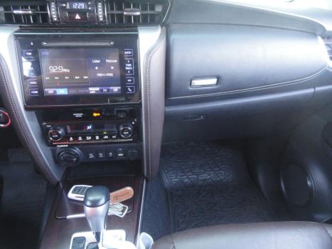 TOYOTA Hilux SW4 2.8 4P SRX 4X4 TURBO DIESEL AUTOMTICO, Foto 14