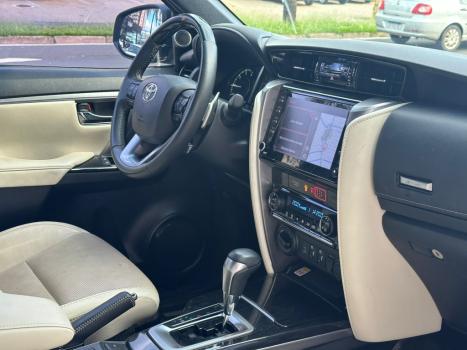 TOYOTA Hilux SW4 2.8 4P SRX 4X4 DIAMOND 7 LUGARES TURBO DIESEL AUTOMTICO, Foto 1