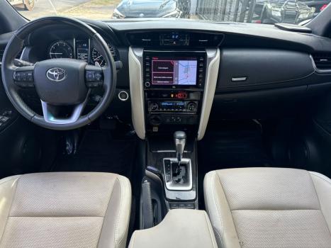 TOYOTA Hilux SW4 2.8 4P SRX 4X4 DIAMOND 7 LUGARES TURBO DIESEL AUTOMTICO, Foto 10