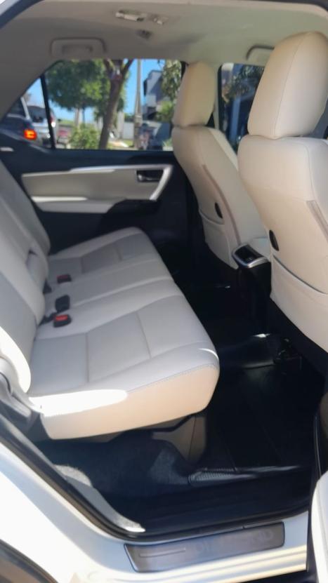 TOYOTA Hilux SW4 2.8 4P SRX 4X4 DIAMOND 7 LUGARES TURBO DIESEL AUTOMTICO, Foto 3