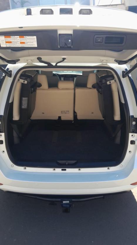 TOYOTA Hilux SW4 2.8 4P SRX 4X4 DIAMOND 7 LUGARES TURBO DIESEL AUTOMTICO, Foto 4
