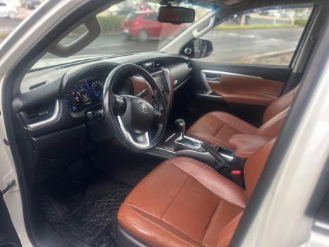 TOYOTA Hilux SW4 2.8 16V 4P SRX 4X4 7 LUGARES TURBO DIESEL AUTOMTICO, Foto 14