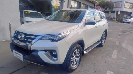 TOYOTA Hilux SW4 2.8 4P SRX 4X4 TURBO DIESEL AUTOMTICO, Foto 3