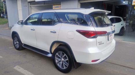 TOYOTA Hilux SW4 2.8 4P SRX 4X4 TURBO DIESEL AUTOMTICO, Foto 4