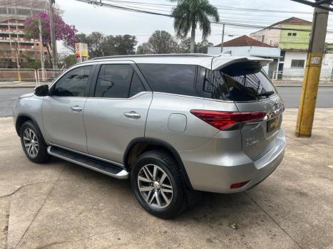 TOYOTA Hilux SW4 2.8 4P SRX 4X4 TURBO DIESEL AUTOMTICO, Foto 2