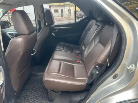 TOYOTA Hilux SW4 2.8 4P SRX 4X4 TURBO DIESEL AUTOMTICO, Foto 12