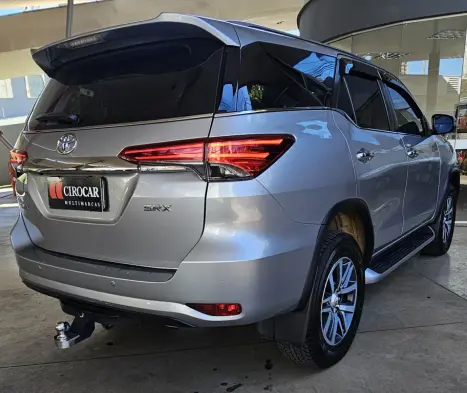 TOYOTA Hilux SW4 2.8 16V 4P SRX 4X4 7 LUGARES TURBO DIESEL AUTOMTICO, Foto 7