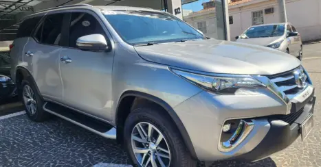 TOYOTA Hilux SW4 2.8 16V 4P SRX 4X4 7 LUGARES TURBO DIESEL AUTOMTICO, Foto 1