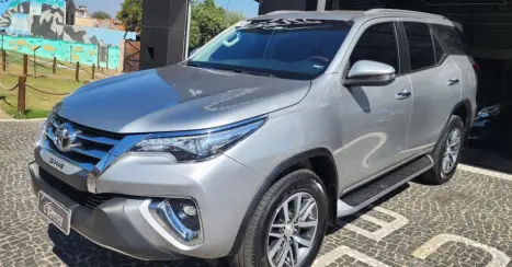 TOYOTA Hilux SW4 2.8 16V 4P SRX 4X4 7 LUGARES TURBO DIESEL AUTOMTICO, Foto 2