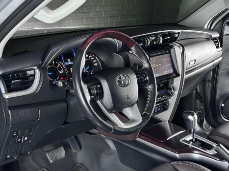 TOYOTA Hilux SW4 2.8 4P SRX 4X4 TURBO DIESEL AUTOMTICO, Foto 9