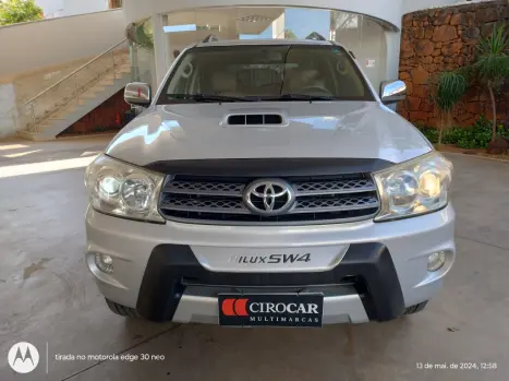 TOYOTA Hilux SW4 3.0 16V 4P SRV 4X4 7 LUGARES TURBO DIESEL AUTOMTICO, Foto 2