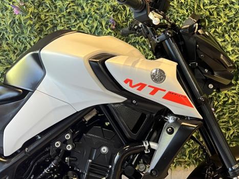 YAMAHA MT-03 300 ABS, Foto 3