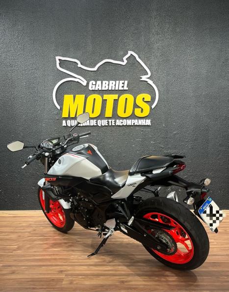 YAMAHA MT-03 300 ABS, Foto 5