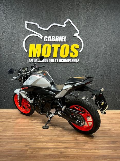 YAMAHA MT-03 300 ABS, Foto 5