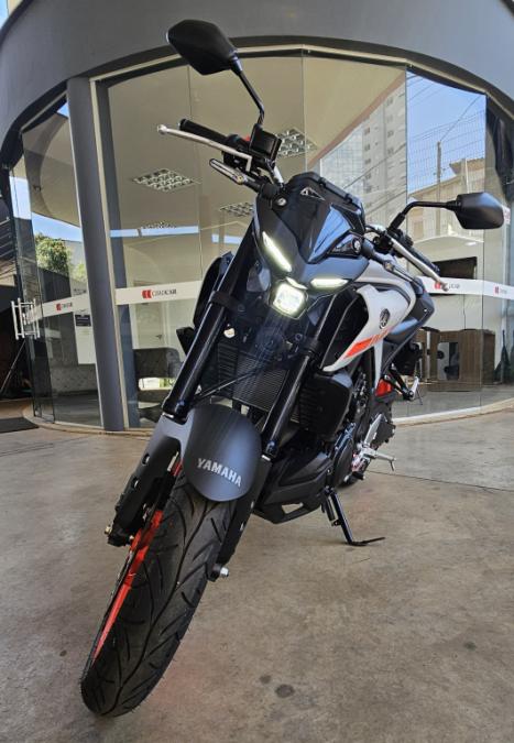 YAMAHA MT-03 300 ABS, Foto 1