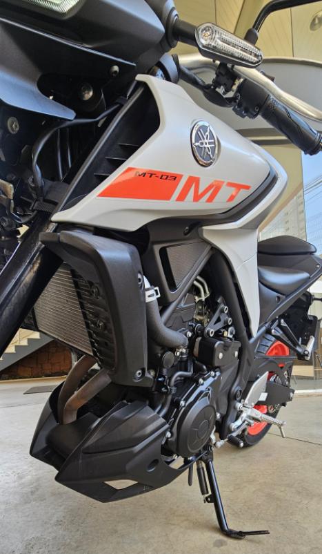 YAMAHA MT-03 300 ABS, Foto 4