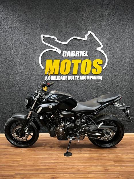 YAMAHA MT-07 700 ABS, Foto 2