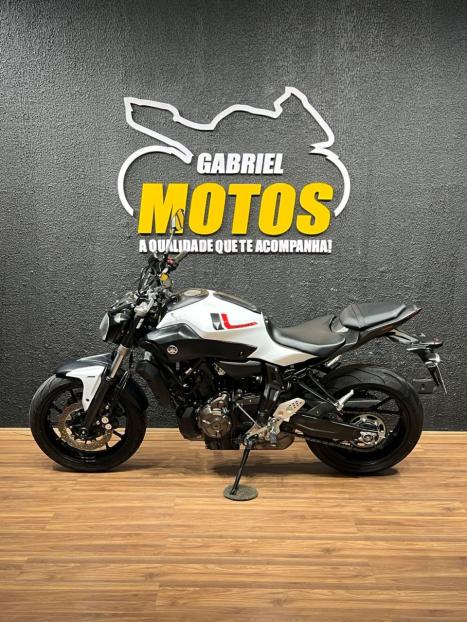 YAMAHA MT-07 700 ABS, Foto 2